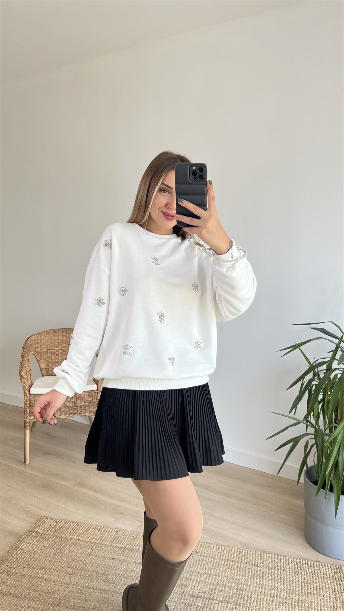 Taşlı Beyaz Sweatshirt