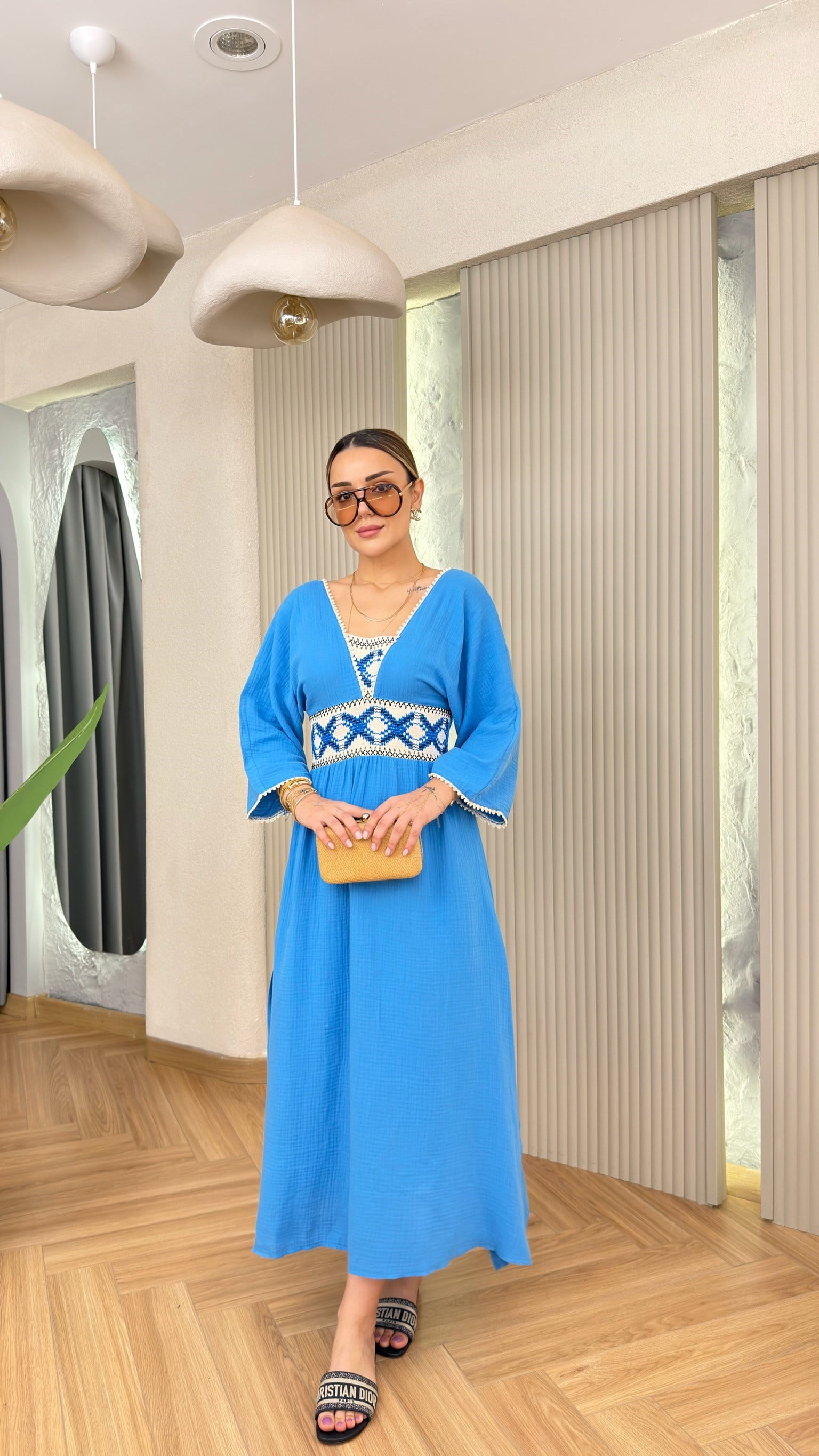 Mavi Volie  İşleme Detaylı Yırtmaçlı Müslin Elbise