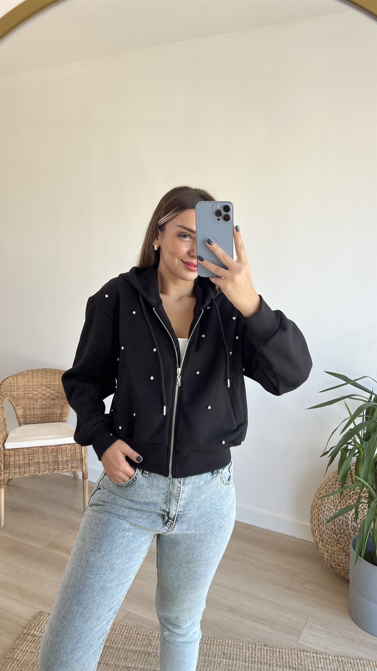  Taş Baskılı Siyah Sweatshirt