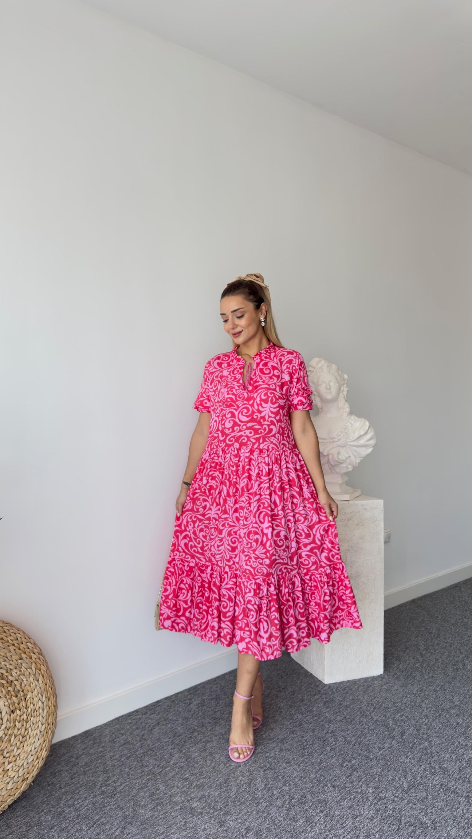 Loreta Yakası Fırfırlı Pembe Elbise