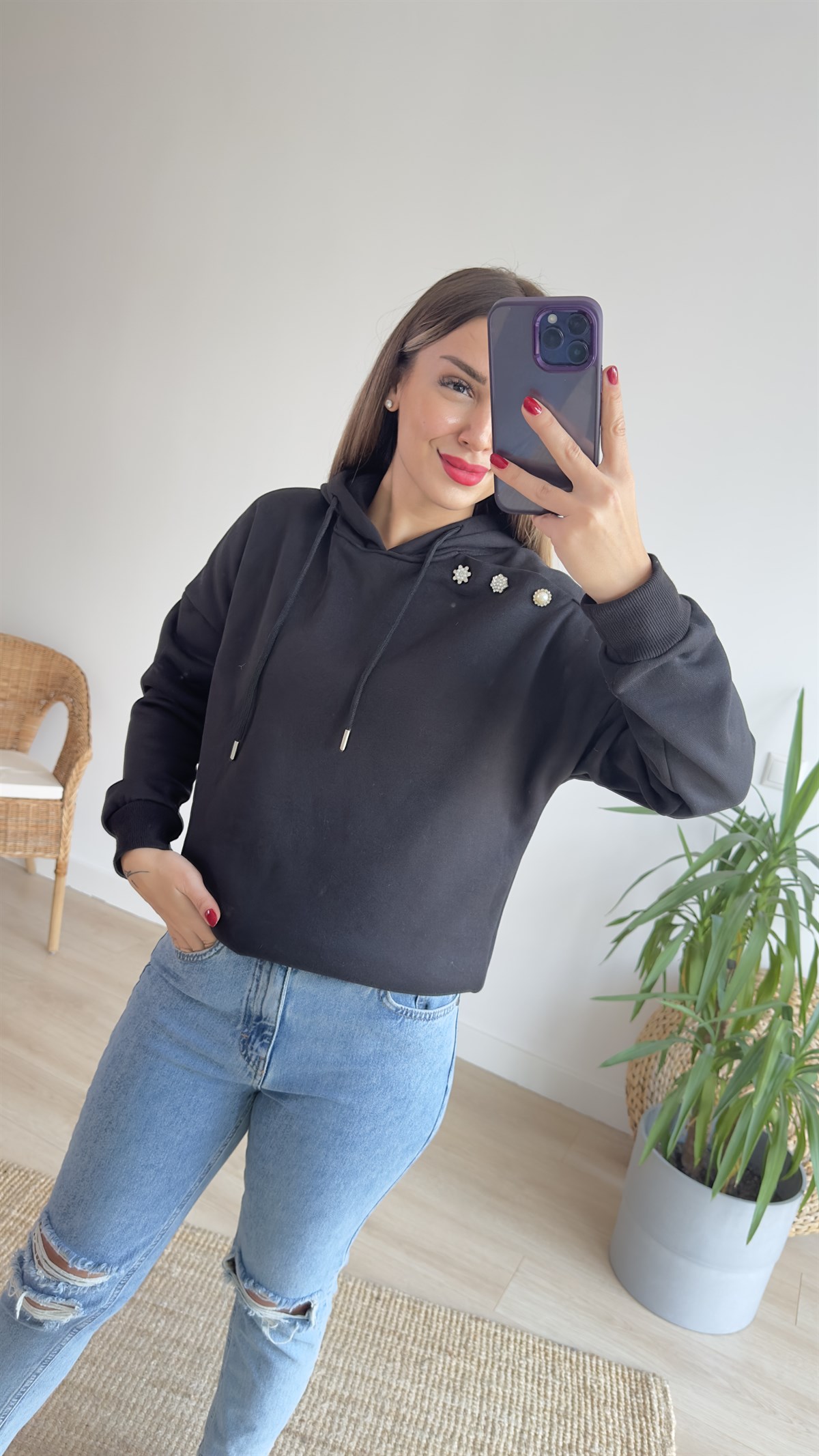 Omzu Taşlı Kapüşonlu Siyah Sweat