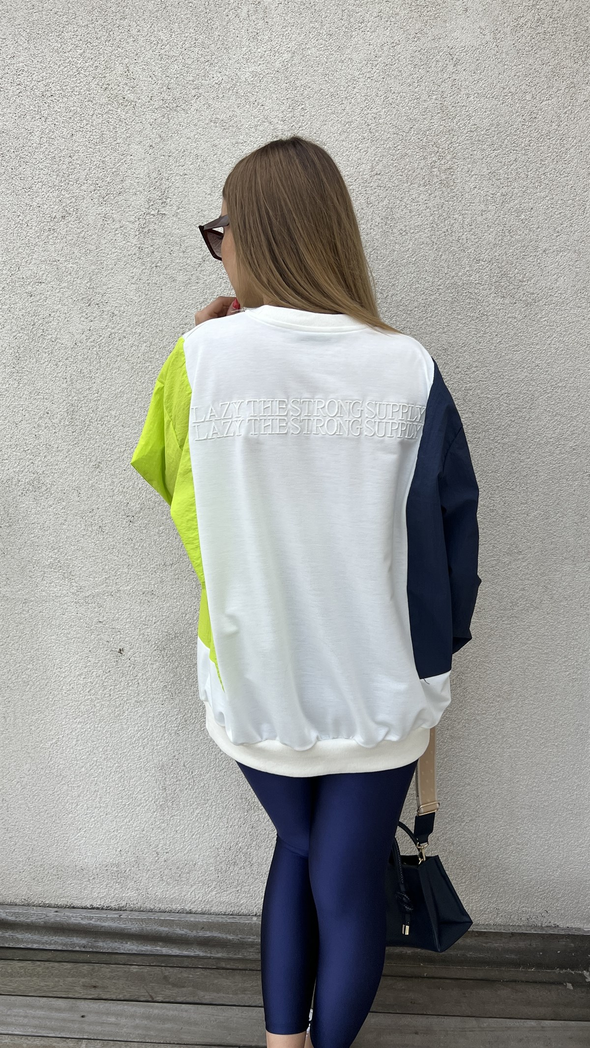  Kolları Renkli Beyaz Tasarım Sweatshirt 