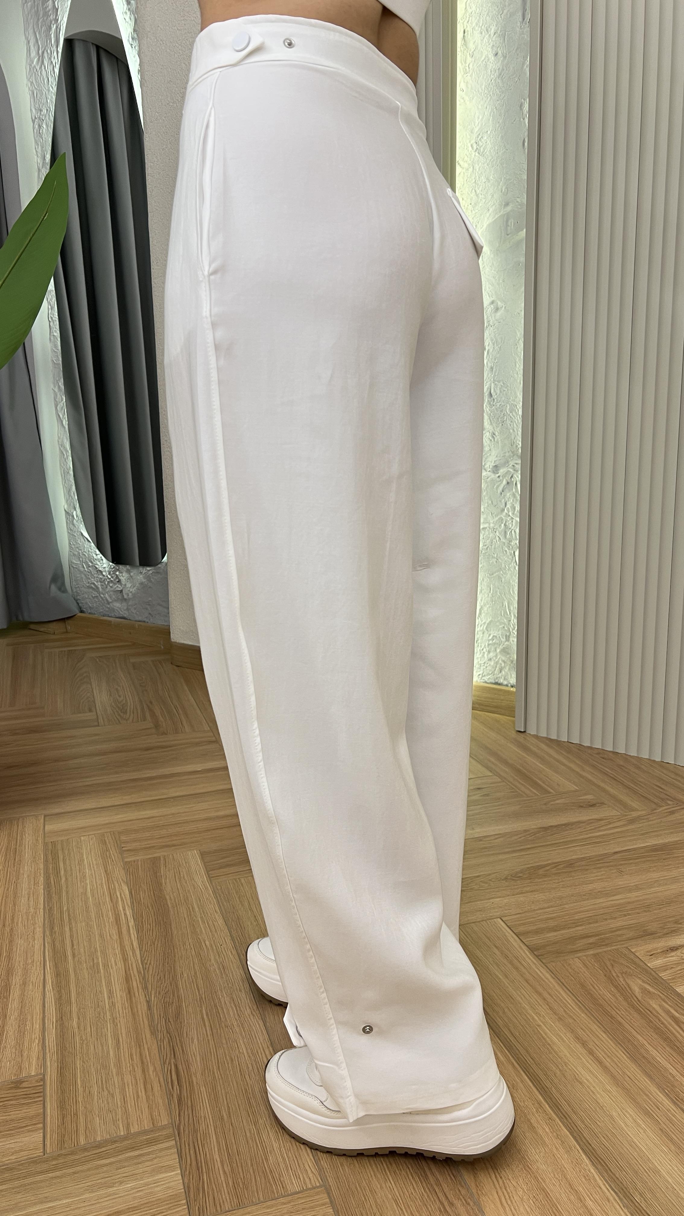 Beyaz Paça Düğme Detaylı Pantolon