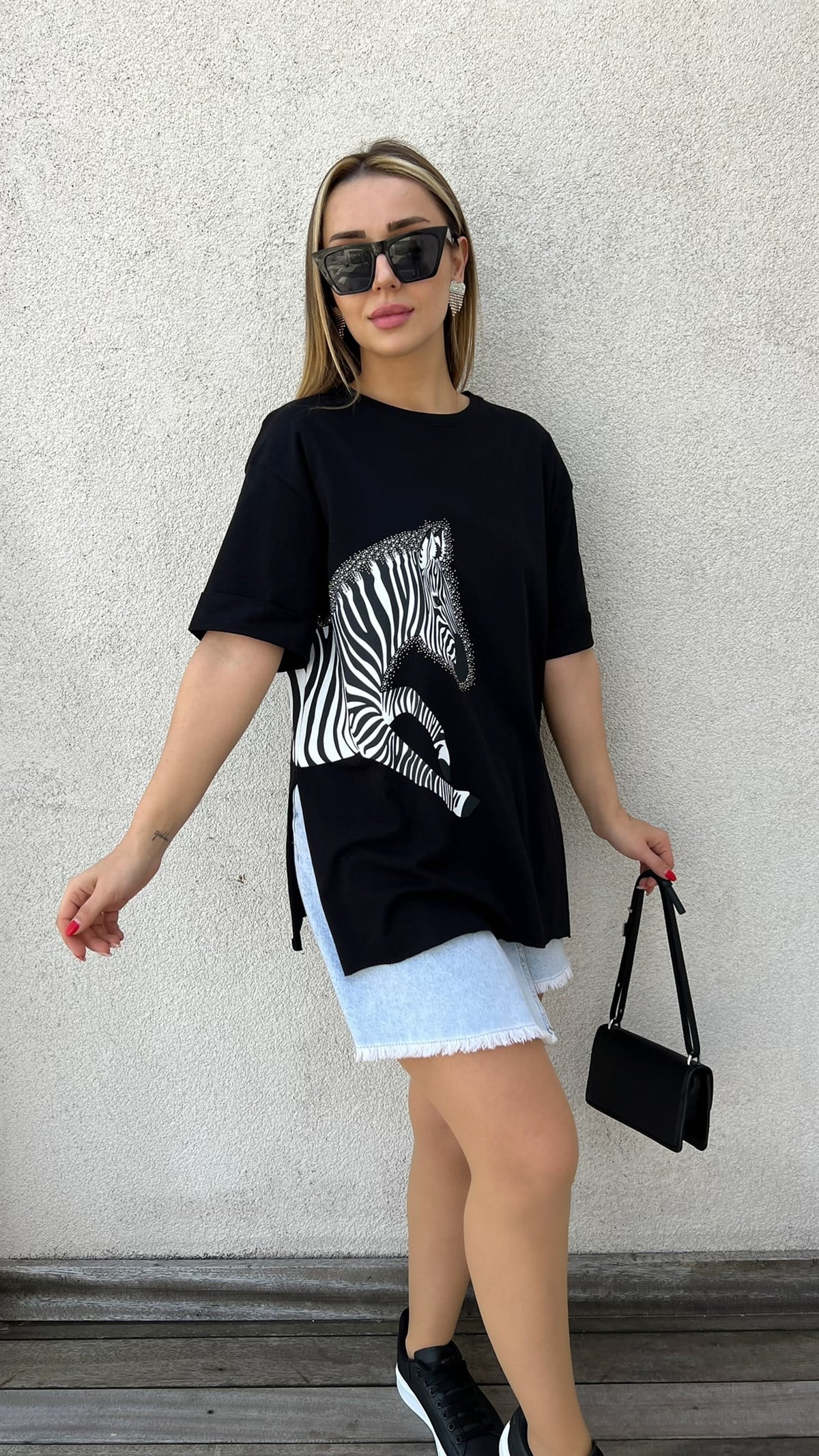 Yırtmaçlı Zebra Desen Siyah Tshirt