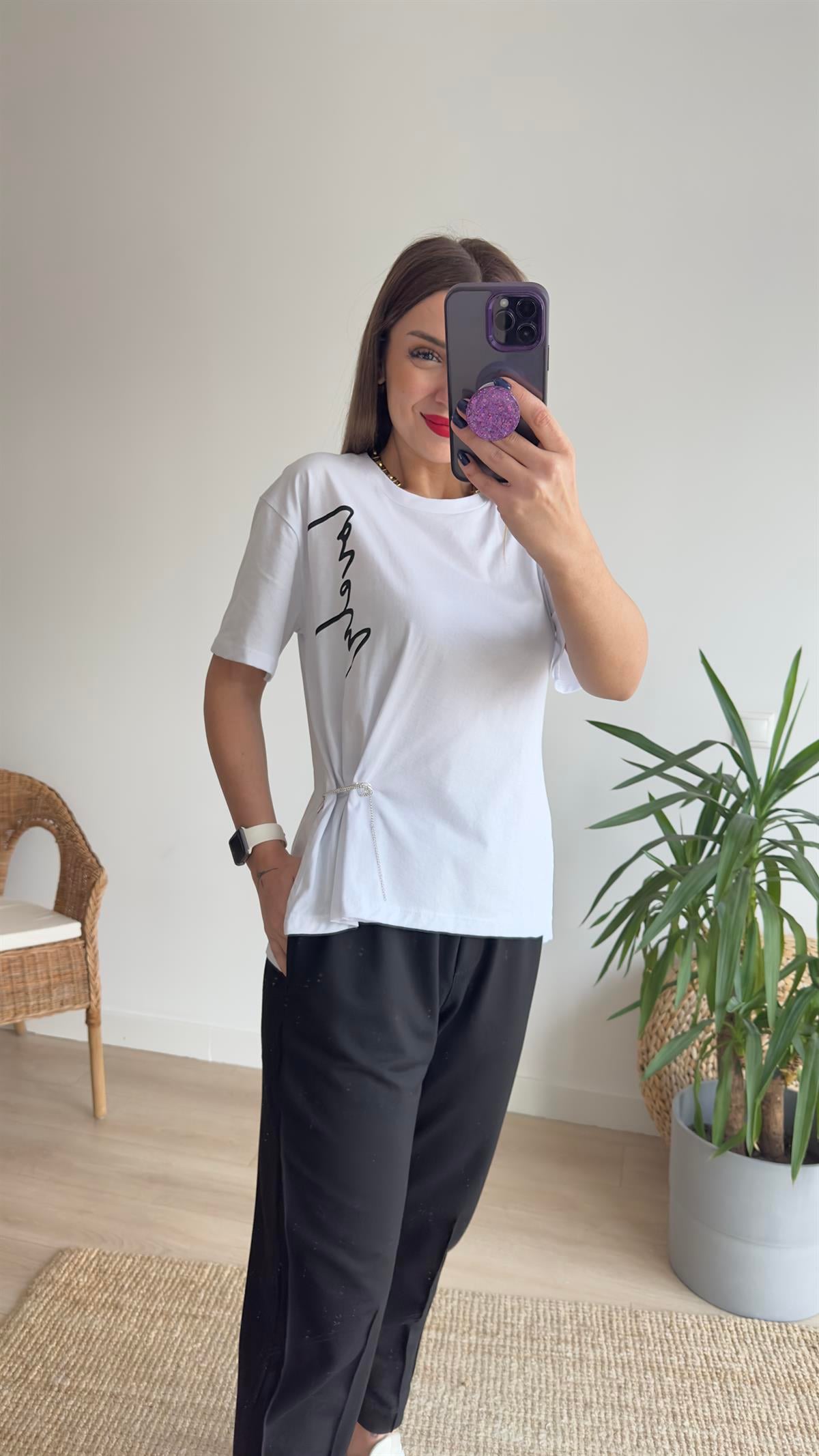Taş Broşlu Beyaz Tshirt