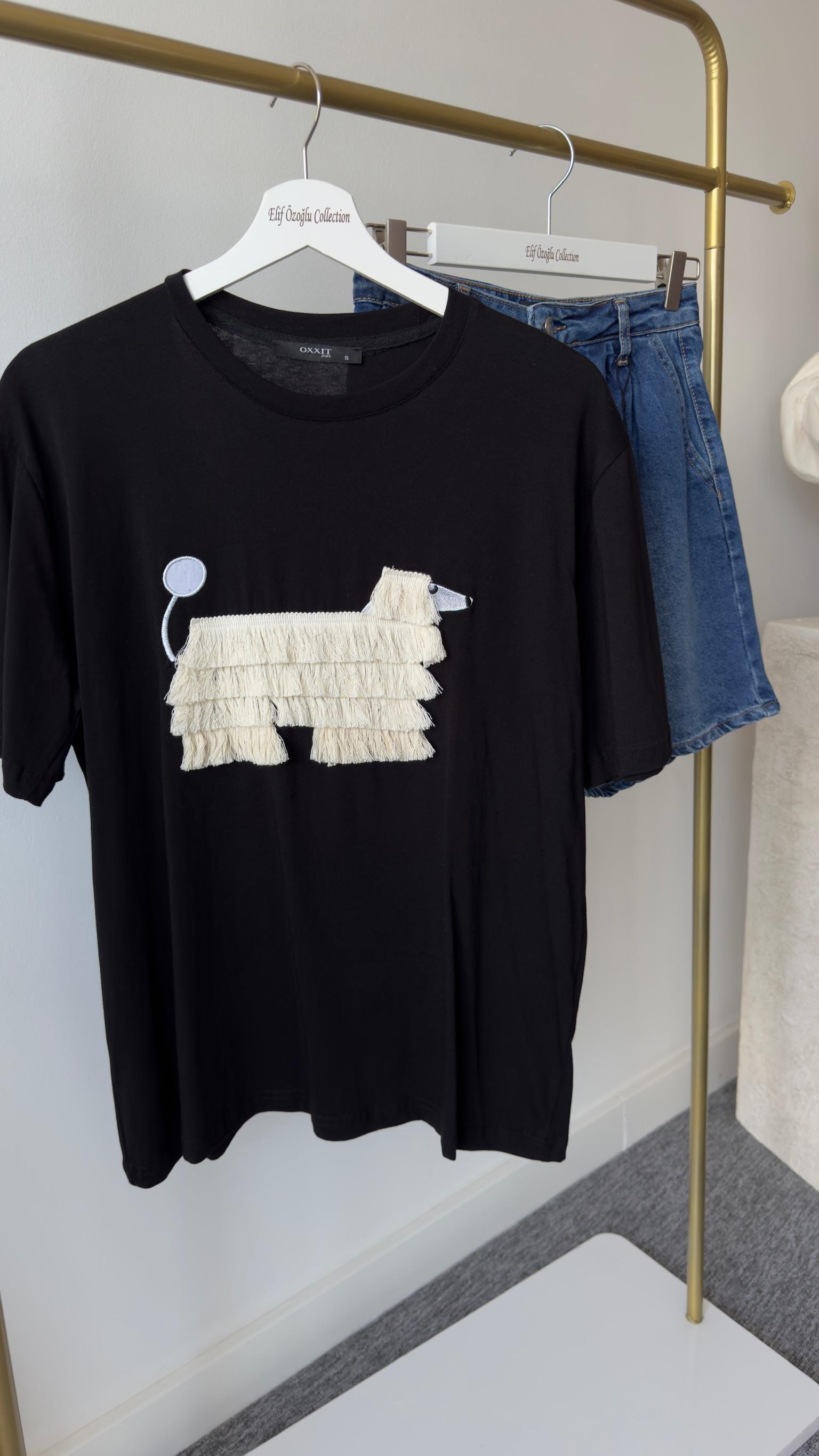 Püsküllü Köpek İşlemeli Siyah Tshirt