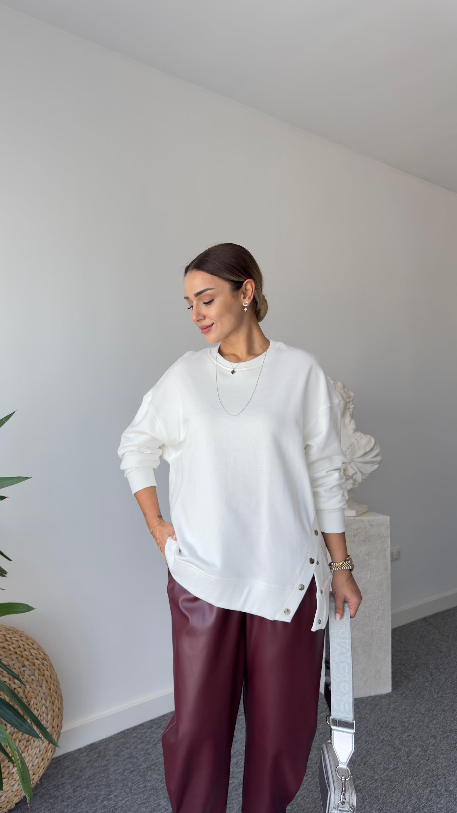 Risan Yanı Çıtçıtlı Beyaz Sweatshirt