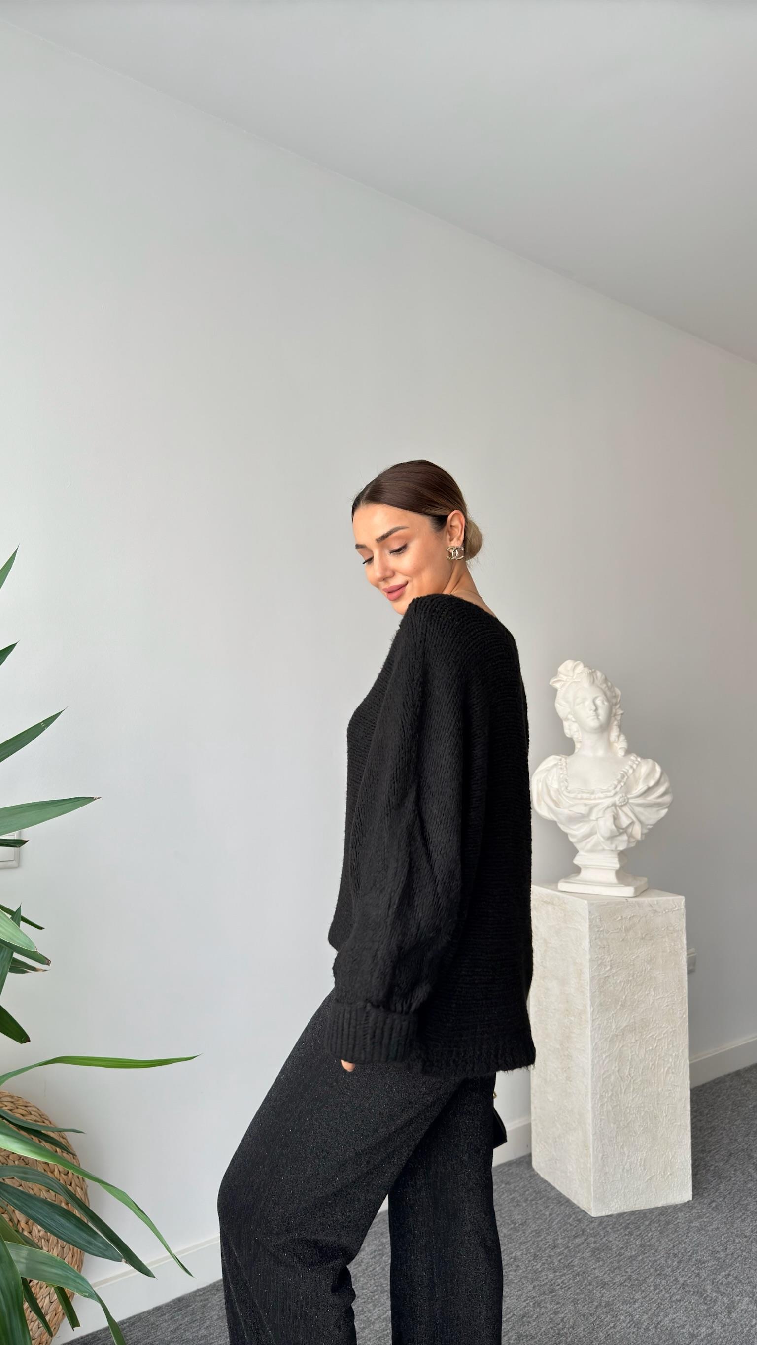 Siyah Kolları Katlamalı V Yaka Kazak