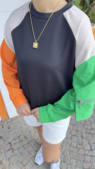 Siyah Kolları Renkli Sweatshirt