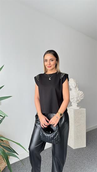 Nora Omuzu Taşlı Vatkalı Siyah Tshirt