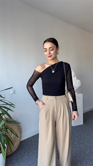 Siyah Drapeli Düşük Omuzlu Tül Bluz
