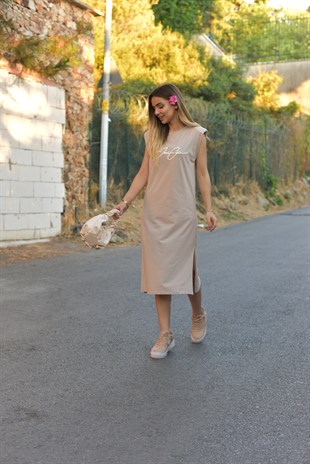 Yazı Detaylı Vatkalı Taş Rengi Elbise