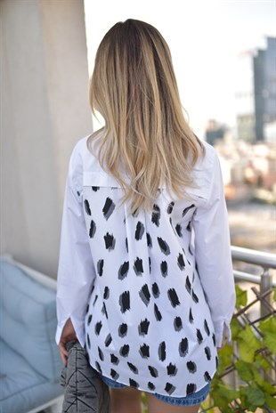 Sırtı Leopar Detaylı Beyaz Gömlek
