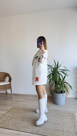 Oversize İşlemeli Beyaz Ceket