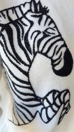 Numi Zebra İşlemeli Beyaz Kazak