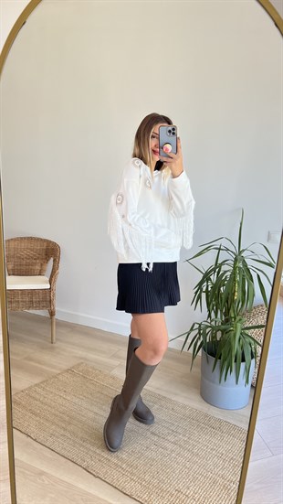 Sırtı Püskül Detaylı Beyaz Tasarım Sweat