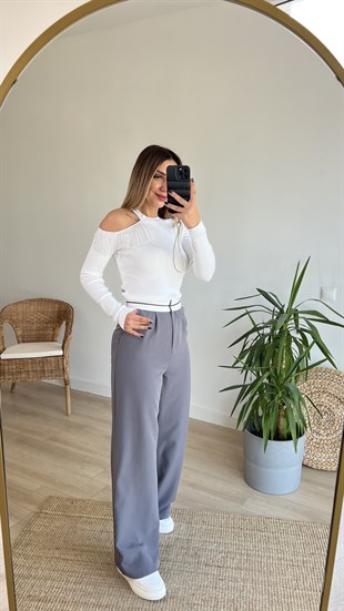 Omzu Zincir Detaylı Beyaz Triko