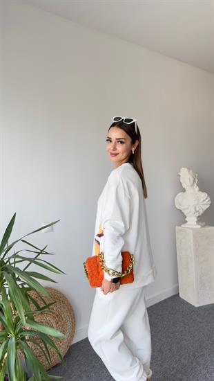 Cepleri Renkli Beyaz Sweatshirt