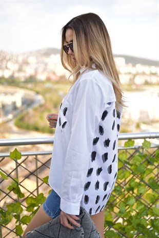 Sırtı Leopar Detaylı Beyaz Gömlek