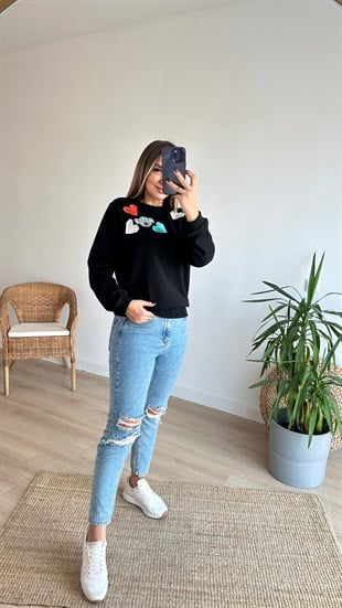 Kalp İşlemeli Siyah Sweatshirt