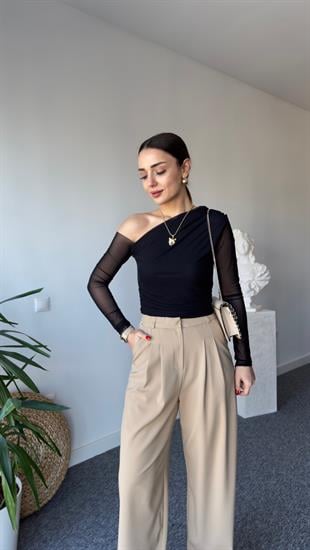 Siyah Drapeli Düşük Omuzlu Tül Bluz