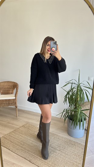 Yakası Taşlı Siyah Kazak