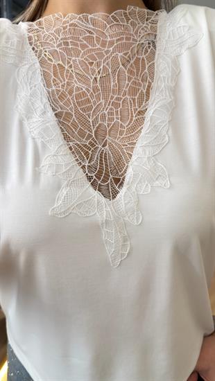 Beyaz Sırtı Dantel Detaylı Vatkalı Tshirt