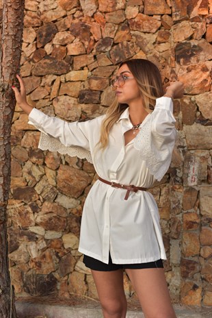 Sırtı Fisto Detaylı Oversize Beyaz Gömlek