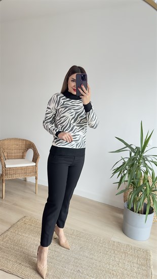 Yaka Ve Kollar Siyah Zebra Desenli Triko