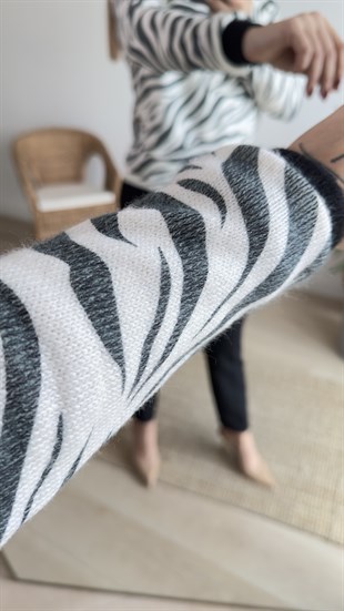 Yaka Ve Kollar Siyah Zebra Desenli Triko