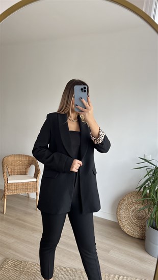 Leopar Astar Detaylı Siyah Ceket