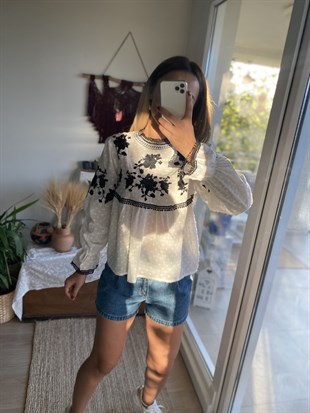 İşleme Detaylı Beyaz Bluz