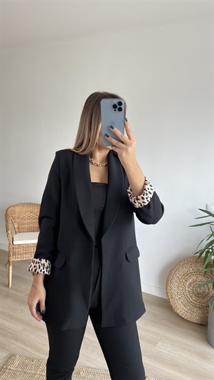 Leopar Astar Detaylı Siyah Ceket