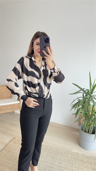 Önü Düğümlü Bej Saten Bluz