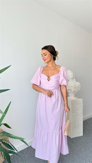 Pembe Broş Detaylı Çizgili Elbise 