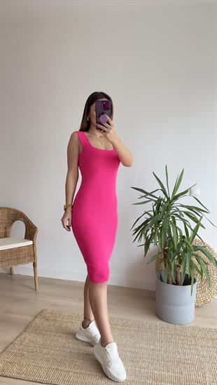 Kare Yaka Pembe Triko Elbise 
