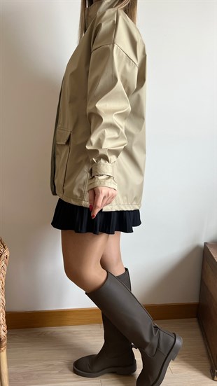 Yanı Yırtmaç Detaylı Bej Trençkot