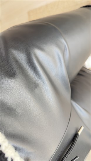 Diz Dikiş Detaylı Siyah Deri Pantolon