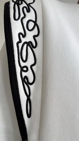 Omzu Nakışlı Beyaz Sweatshirt