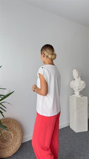 Etiket Ve Cep Detaylı Beyaz Tshirt