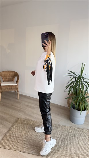 Kolları Püskül Detaylı Beyaz Sweat