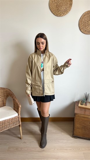 Yanı Yırtmaç Detaylı Bej Trençkot