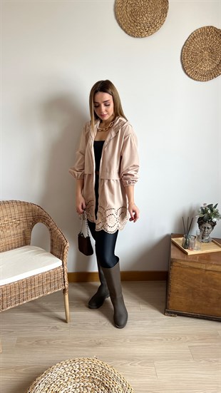 Fisto Detaylı Bej Trençkot