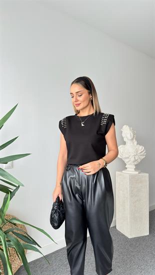 Nora Omuzu Taşlı Vatkalı Siyah Tshirt