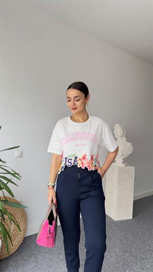 Altı Çiçek Nakışlı Beyaz Tshirt