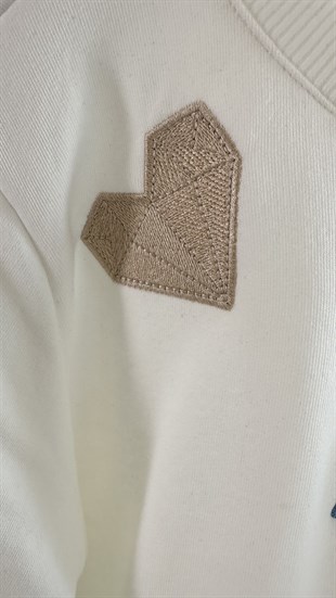 Kalp İşlemeli Beyaz Sweatshirt