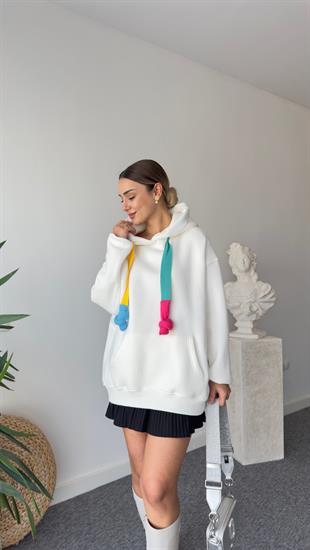 Renkli Kordon Detaylı Salaş Beyaz Sweatshirt