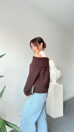 Kahve Madonna Yaka Triko Kazak