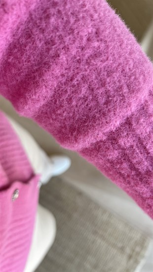 Taş Düğmeli Pembe Yumoş Hırka