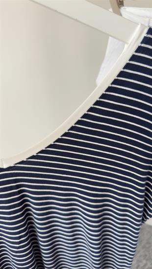 Yaka Beyaz Geçişli Ön Arka V Çizgli Tshirt